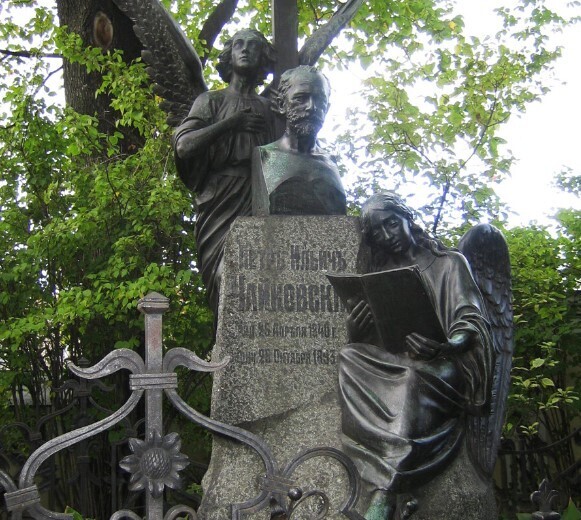 Необычные захоронения и могилы самых известных россиян