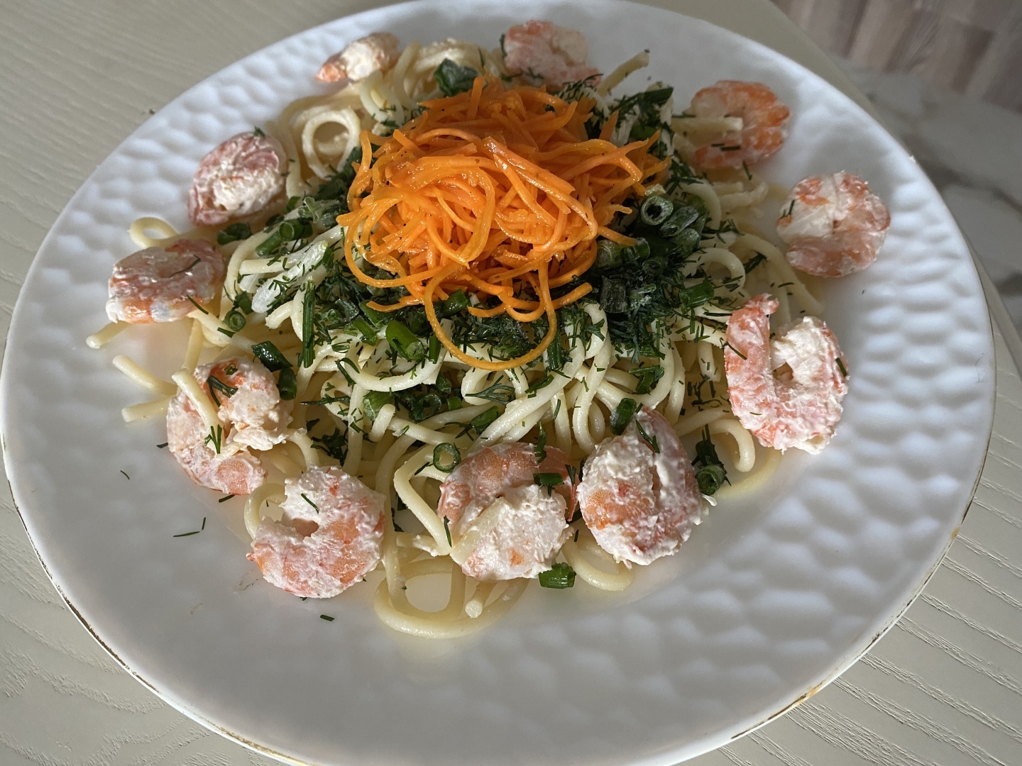 Рецепт неоднозначного блюда, который Вы ещё не пробовали. Необычные спагетти с разновидностью моря, моркови и зеленью.