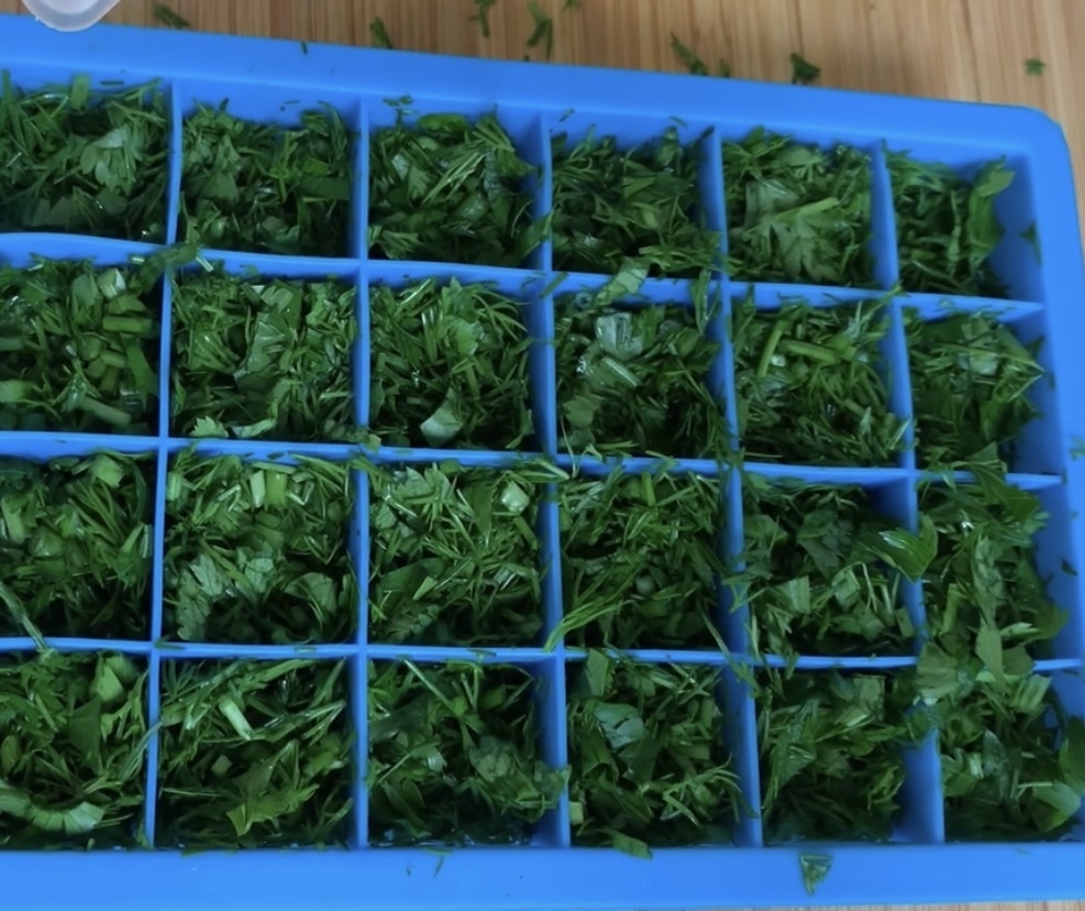 Рецепт неоднозначного блюда, который Вы ещё не пробовали. Необычные спагетти с разновидностью моря, моркови и зеленью.