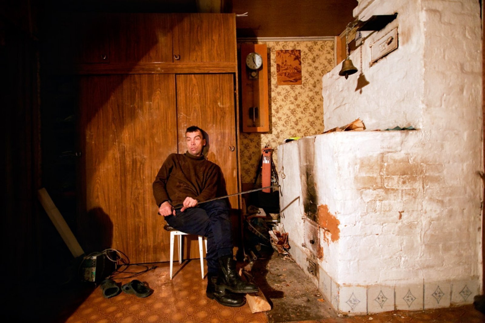 Печь в избе. Жизнь в деревнях россии. Старик за столом. Жилье в ссср. История сидим дома.