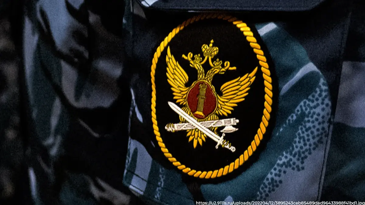 Сотрудника СИЗО поймали на взятке: За деньги он пронес арестанту мобильный телефон. Что ему за это будет