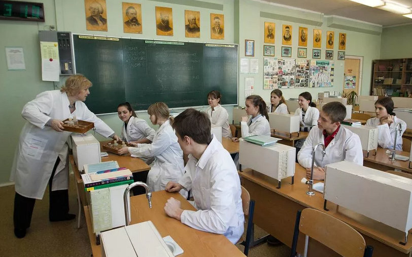 Повышение зарплаты бюджетникам с 1 октября 2022: индексация на 4% для кого? Кому точно повысят оклады, будет повышение учителям и врачам в октябре?