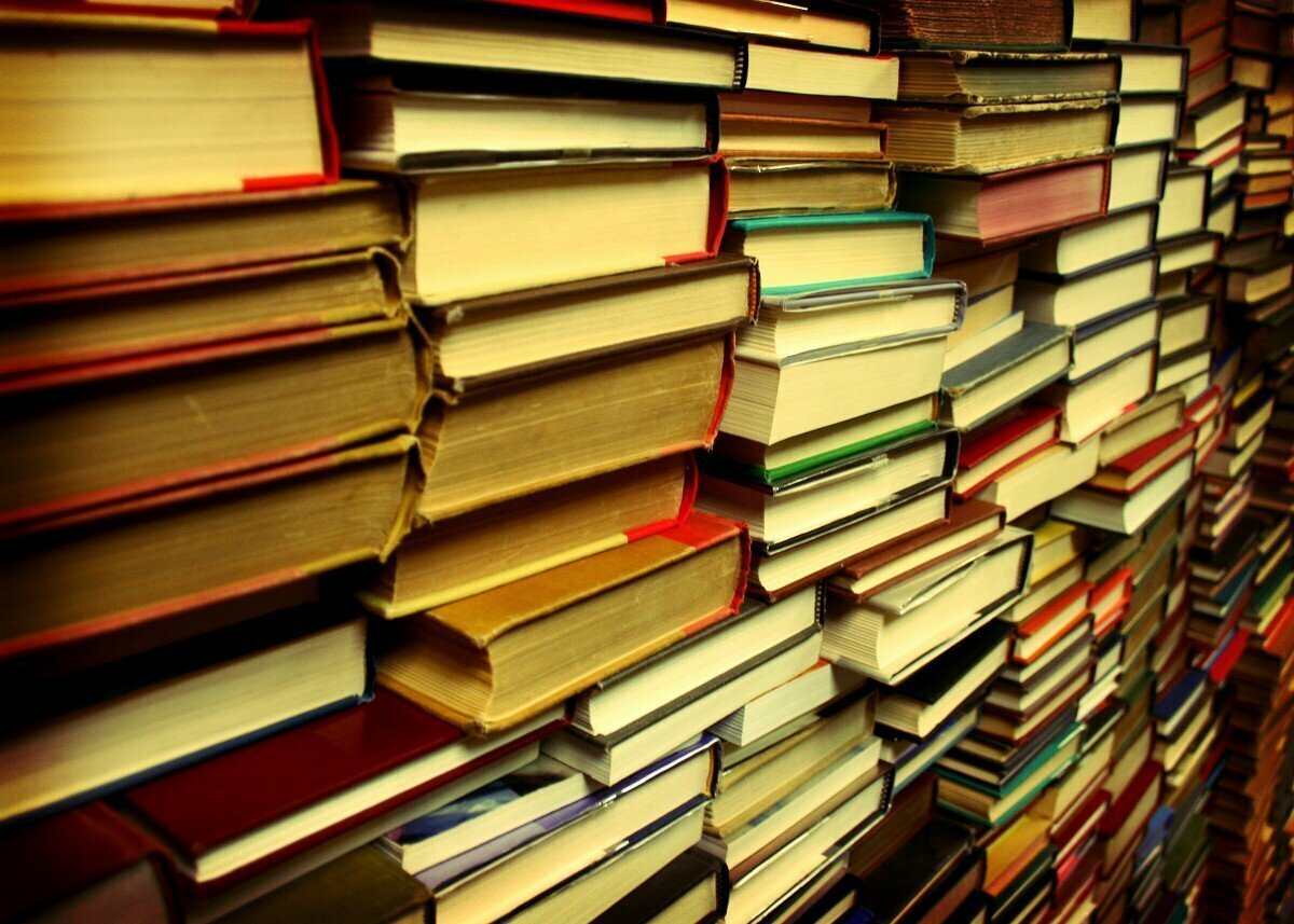Книги в стопке картинки