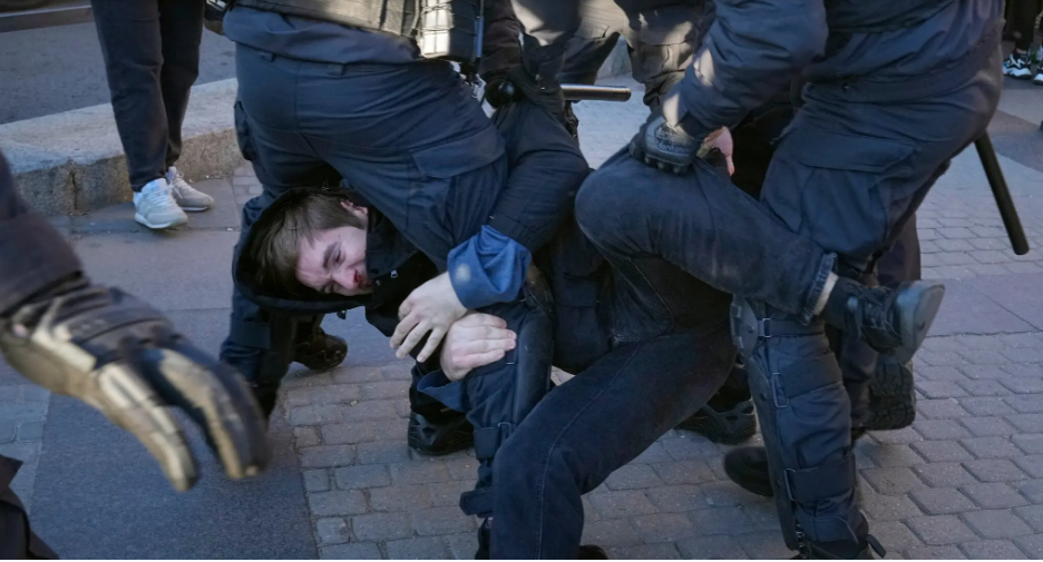 По меньшей мере 745 человек задержаны в ходе протестов по всей России.