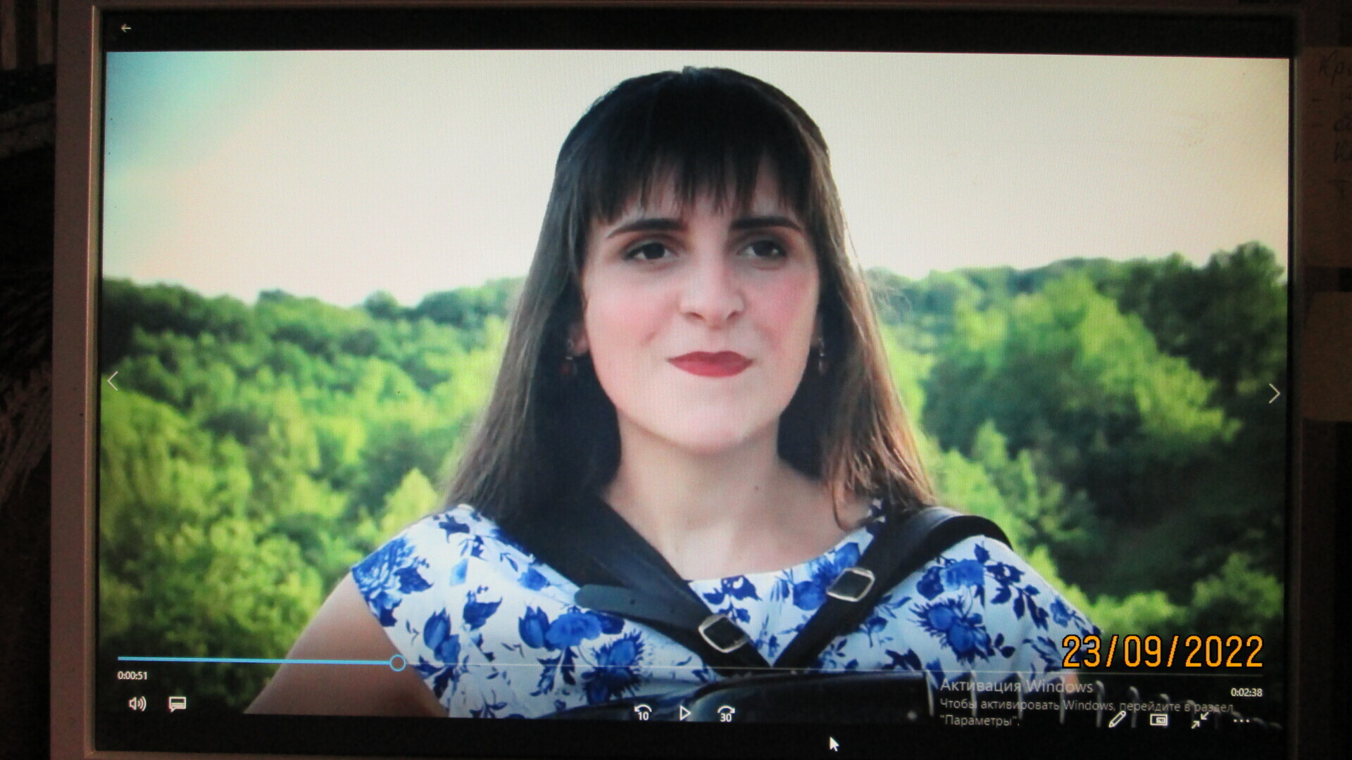 По русски не говорит, но замечательно поёт русские народные песни.