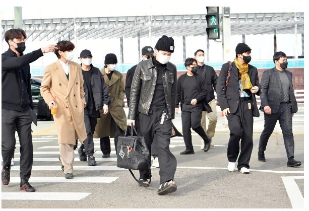 Мать южнокорейской мужской одежды катается на K-Wave