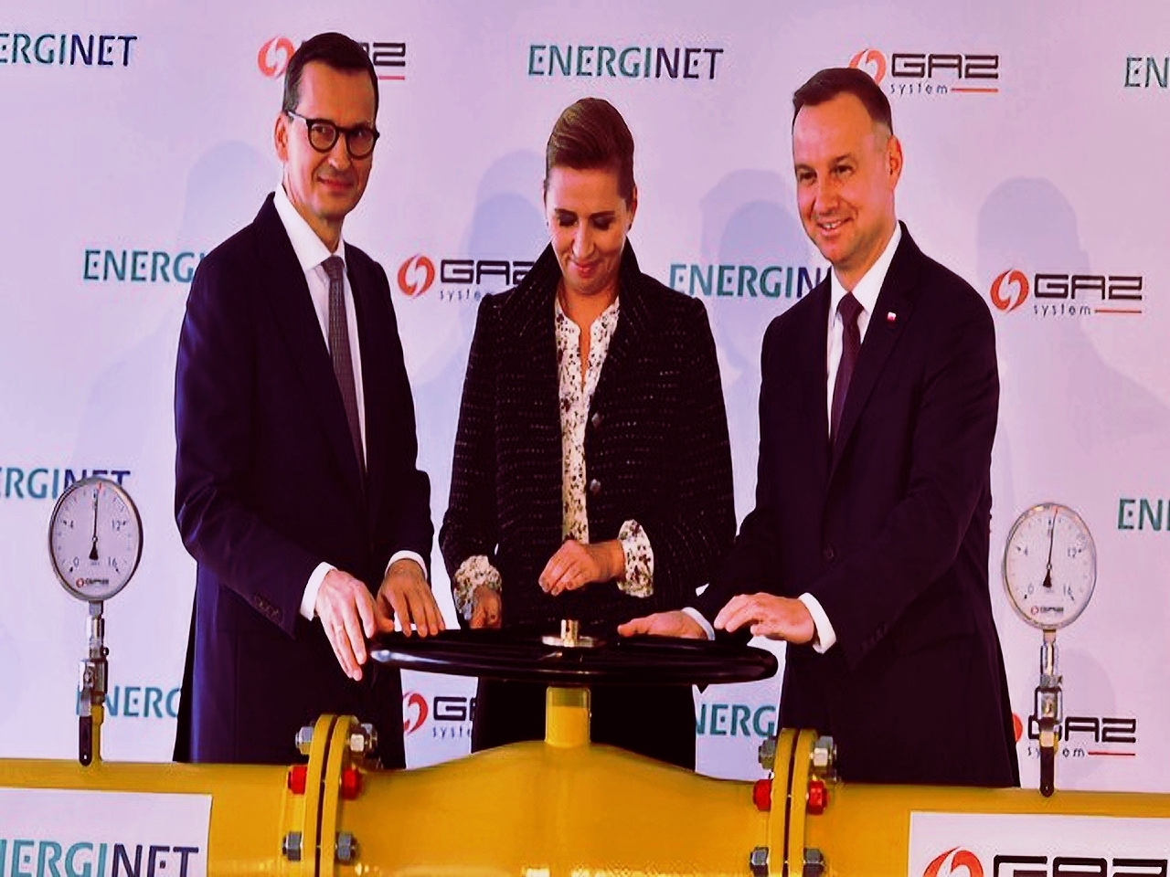 Уважаемые читатели, нам важно иметь с вами обратную связь - оставляйте комментарии, ставьте лайки, делайте репосты и не забывайте кликнуть кнопку "Под