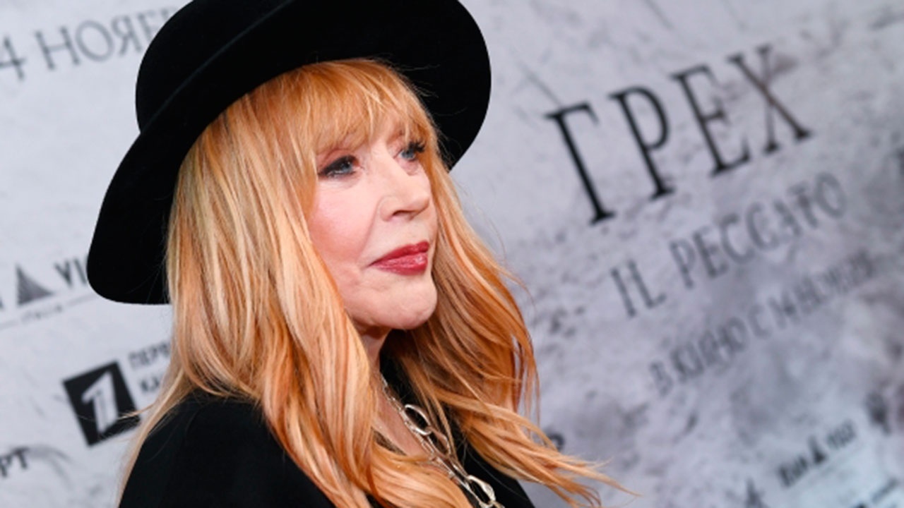 Пугачева снова покинула страну. Сбежала или по делам улетела?