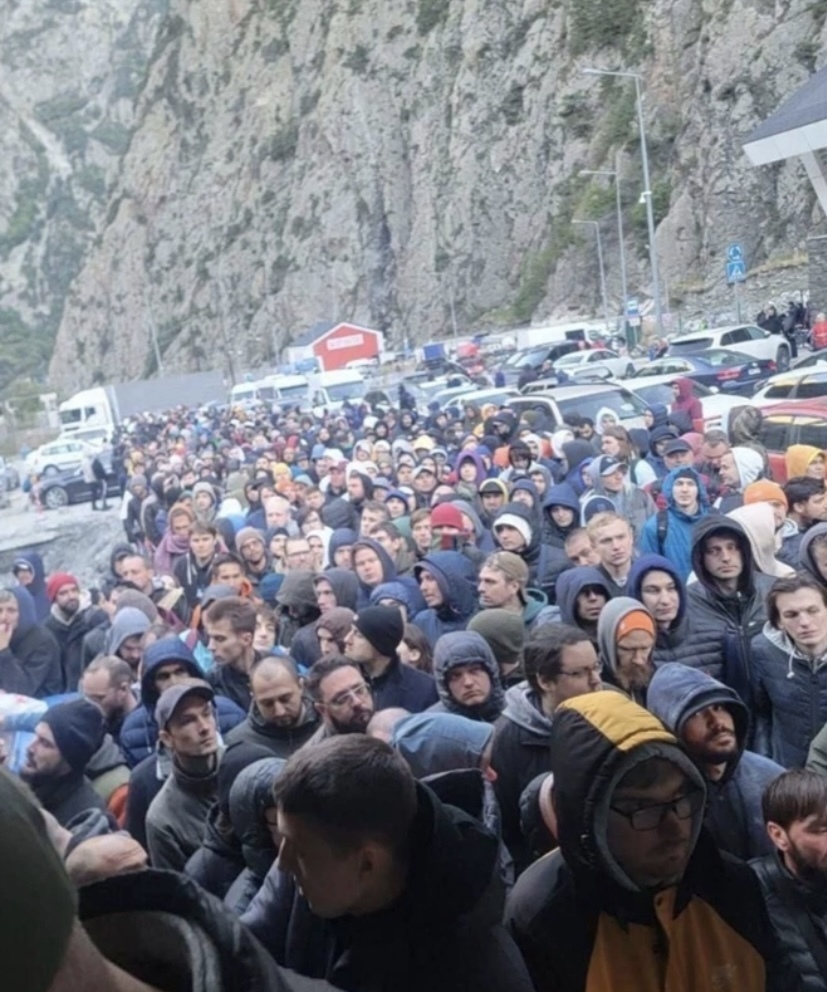 Бегут, бегут мужчины кто куда, одни от страха, другие долг гражданский свой отдать, а может женщин тоже привлекать?