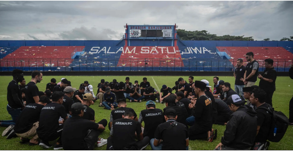 "Вы видели, как ваши родители упали?’ Слезоточивый газ, давка и разрушенная семья