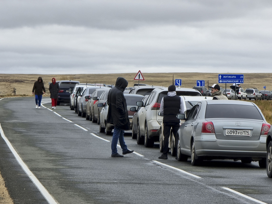 Брошенные машины бегущими россиянами, казахстанцы вывозят с полей за деньги и продают