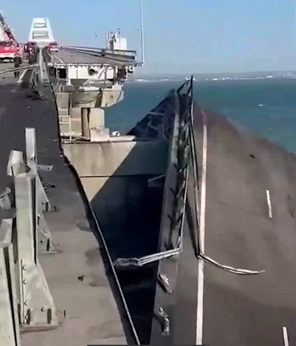 Крымский мост: «подарок» российскому лидеру к юбилею? И неудобный вопрос: Как «отблагодарит» Путин за «подарок»?