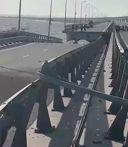 Крымский мост: «подарок» российскому лидеру к юбилею? И неудобный вопрос: Как «отблагодарит» Путин за «подарок»?