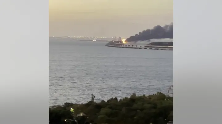 Взрыв обрушился на Керченский мост, соединяющий Россию и Крым, погибли трое: чиновники