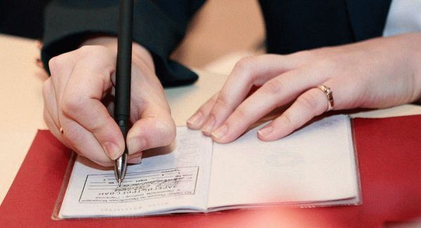 Как выписать человека из квартиры без его присутствия