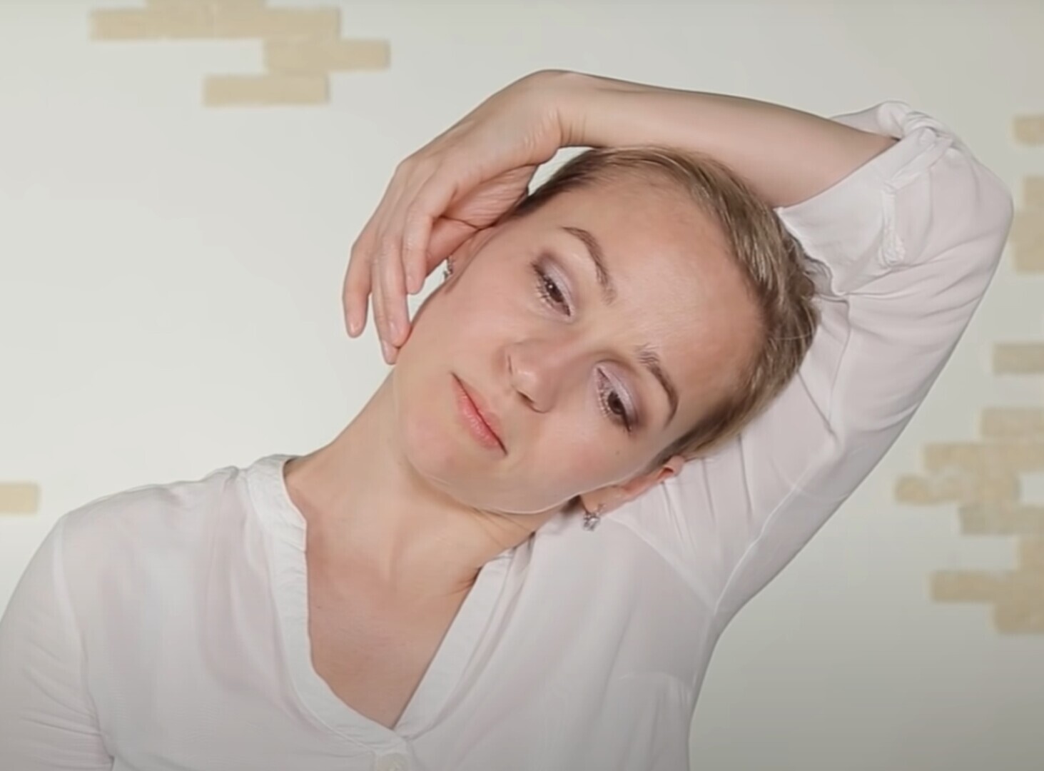 Кто бы мог подумать: исправляя кривизну шеи, мы омоложиваем свое лицо! Смотрим упражнения!