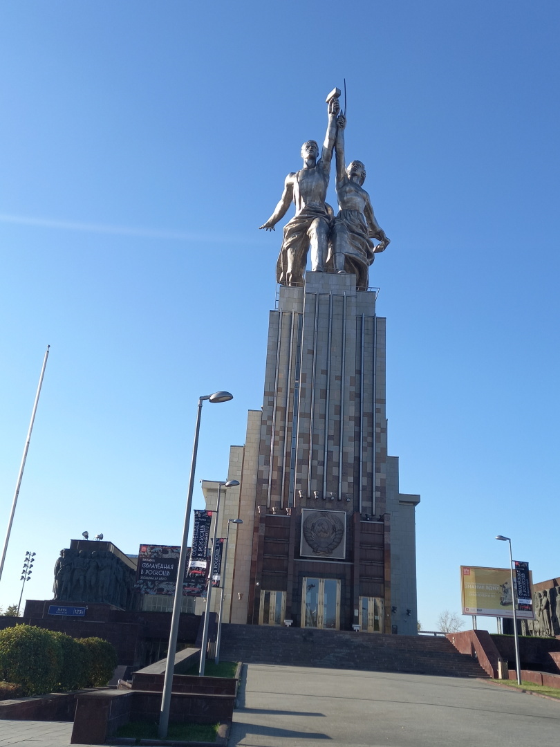 Что за одежды на рабочем и колхознице Веры Мухиной? Гуляли, увидели и задумались