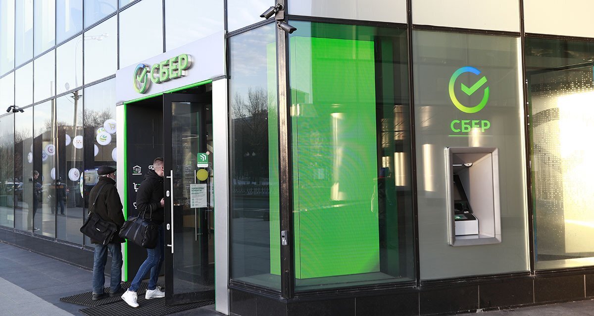 «Ноль помощи!». Женщину обокрали на 150 тыс. в отделении Сбербанка в центре Москвы