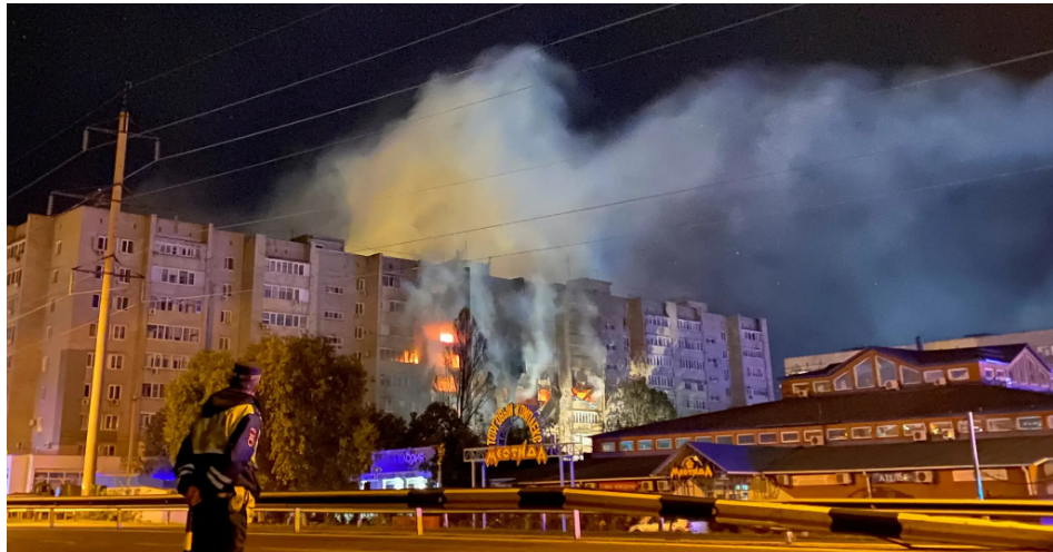 Военный самолет потерпел крушение на юге России, погибли по меньшей мере четыре человека.