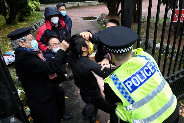 Протестующего затащили в китайское консульство в Англии и избили