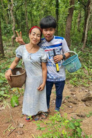 19-летний подросток и 56-летняя бабушка обручились, несмотря на 37-летнюю разницу в возрасте