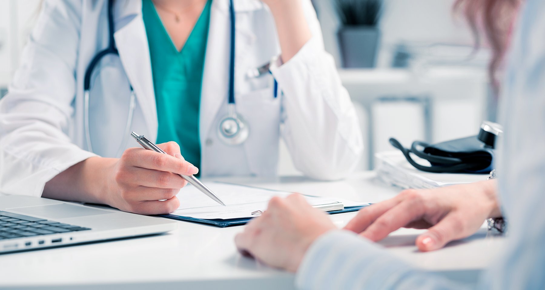 Как пользоваться ОМС в частных клиниках: инструкция