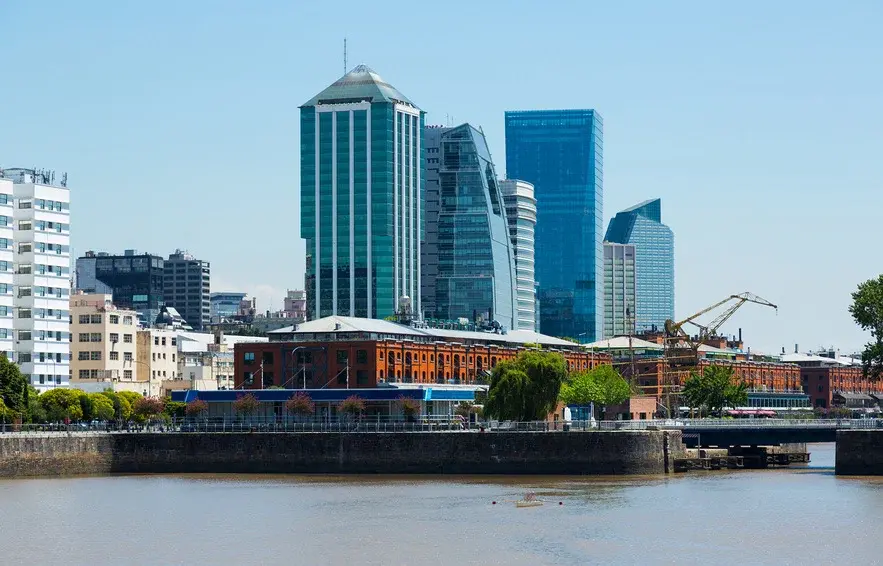 «Кому на Руси жить хорошо»: вам нравится жить в России? А хотели бы уехать из страны прямо сейчас?