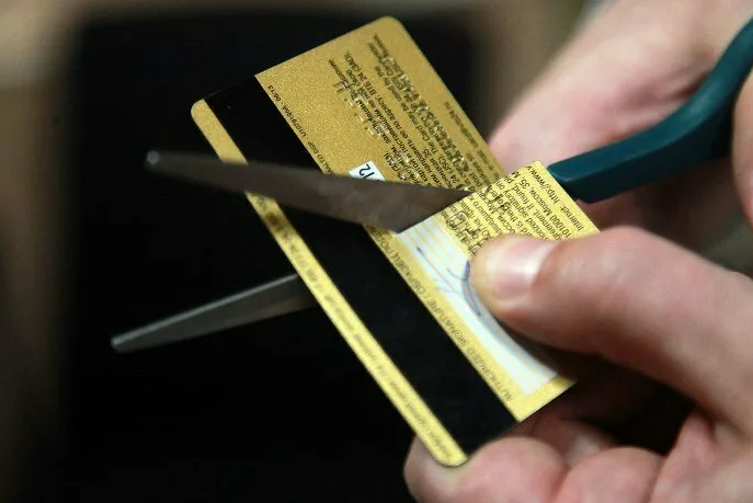 "Подальше положишь – поближе возьмешь": две достаточных причины, из-за которых не стоит хранить деньги на банковских картах