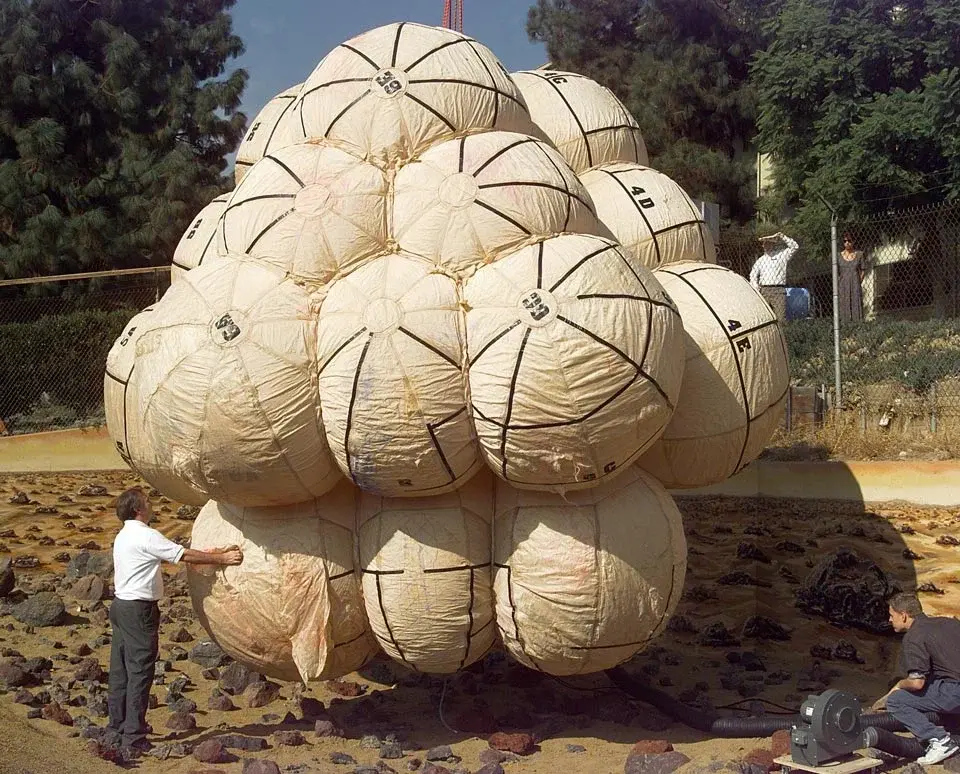 Пора бы уже признать, что первый пилотируемый полет мог бы стать лунным...