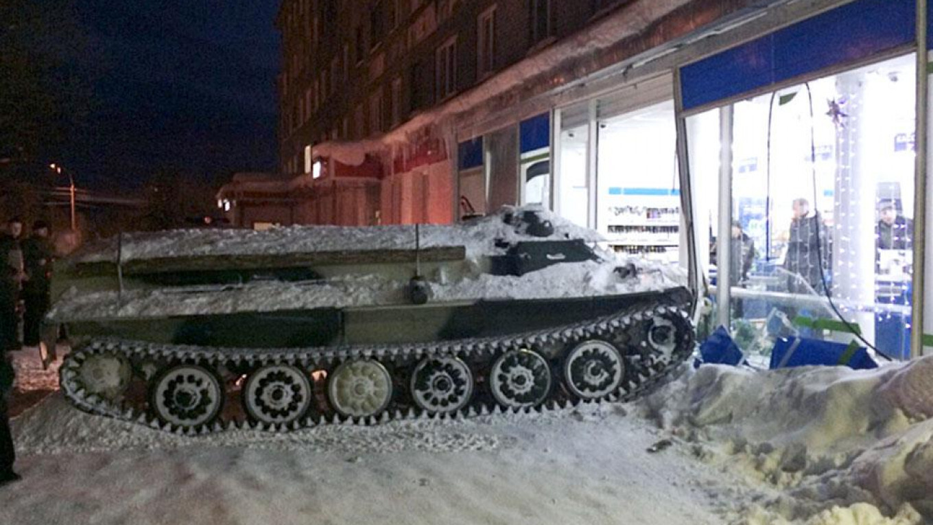 Россиянин протаранил витрину на бронетранспортере и украл вино