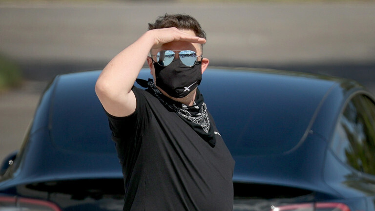 Илон Маск станет первым триллионером в мире