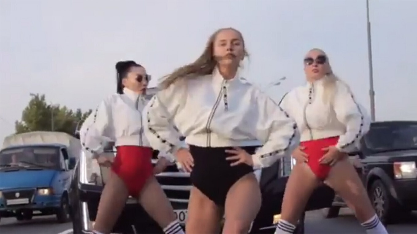 Жена российского депутата сняла видео с тверком на трассе, что спровоцировало массовые пробки (ВИДЕО)