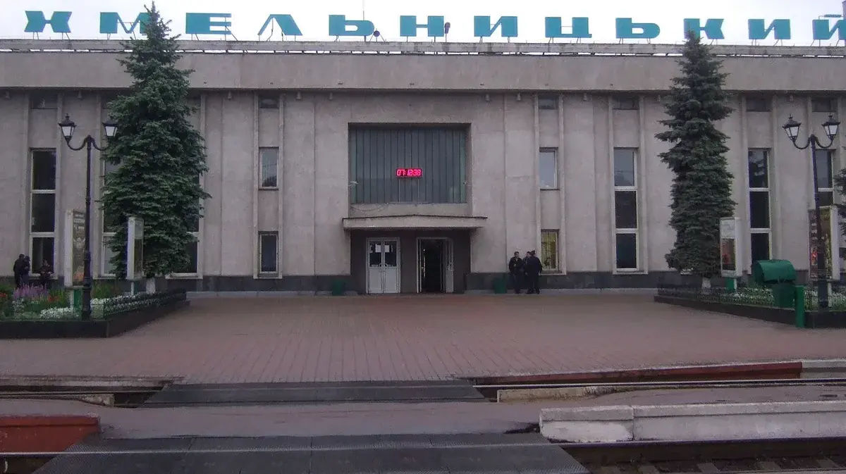 Российские ракеты вывели из строя подстанцию «Хмельницкая», которая обеспечивает подачу питания на железнодорожные пути в западных районах Украины