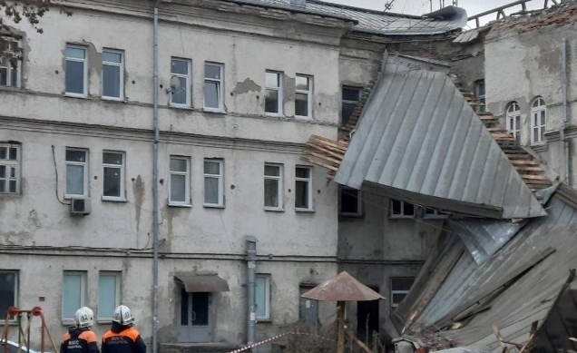 Шторм в Новосибирской области: сильный ветер сорвал кровлю общежития – 13 человек экстренно эвакуировали, из них трое детей – фото