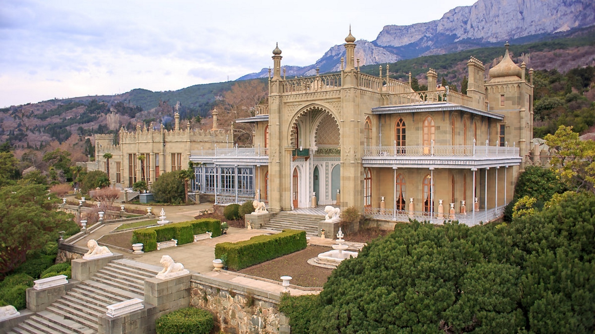 Открывай я тут живу! Я отвечаю: это я тут живу и отвали