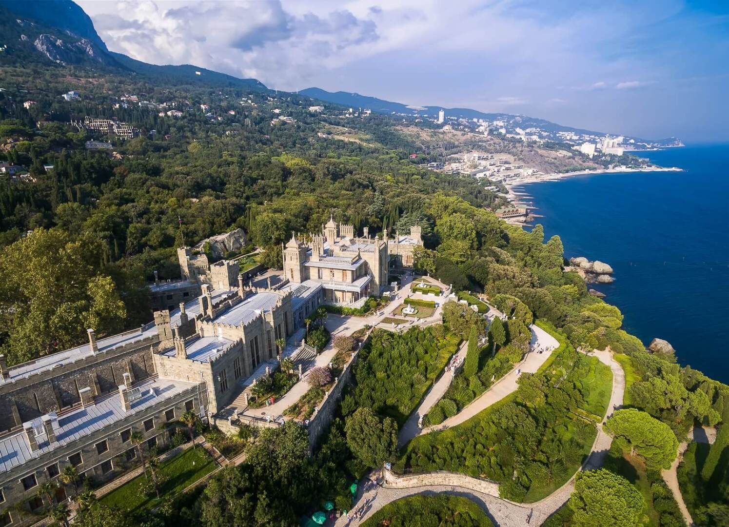 Открывай я тут живу! Я отвечаю: это я тут живу и отвали