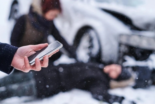 Первый пошёл: мужчина получил с коммунальщиков 500 тысяч рублей за скользкое крыльцо. Что делать, если на крыльце скользко?