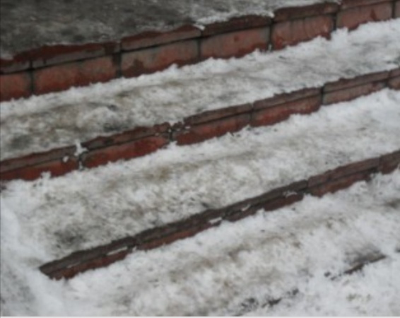 Первый пошёл: мужчина получил с коммунальщиков 500 тысяч рублей за скользкое крыльцо. Что делать, если на крыльце скользко?