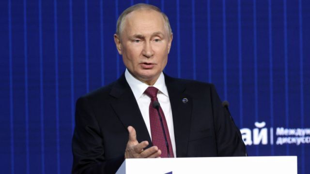 Путин: Запад ведет опасную игру и период его доминирования подходит к концу