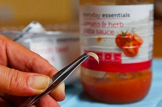 Мясо с червями, конфеты с гвоздями: чем кормят россиян сетевые магазины