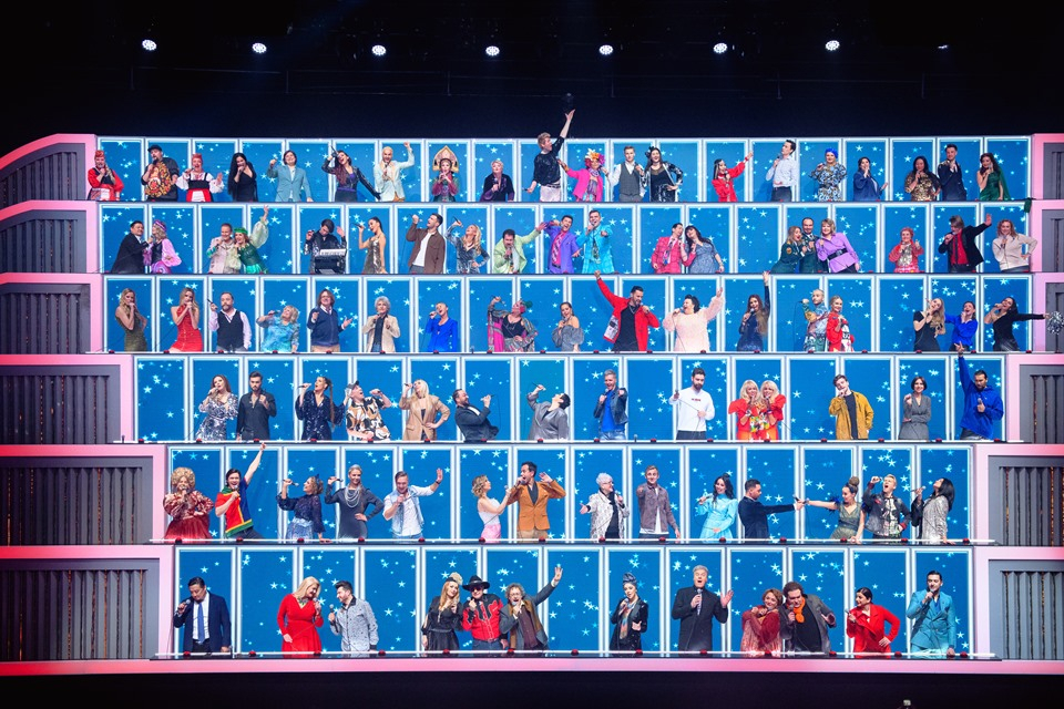 Ну-ка, все вместе. Уши развесьте, Лучше по-хорошему. Хлопайте в ладоши вы.