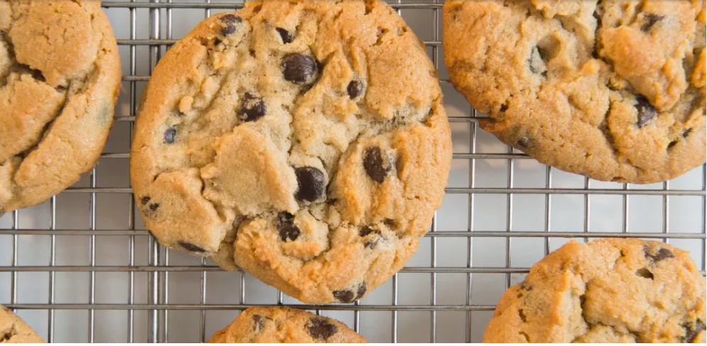 Почему вы должны хранить печенье с ломтиком хлеба