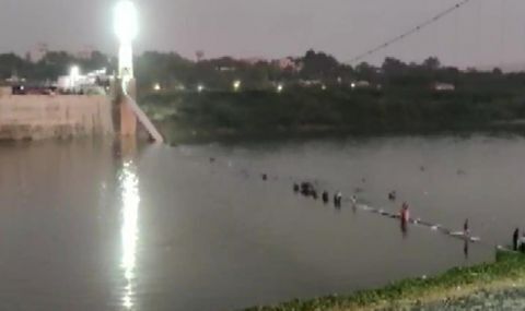 По меньшей мере 132 человека погибли в результате обрушения моста в Индии в воскресенье.