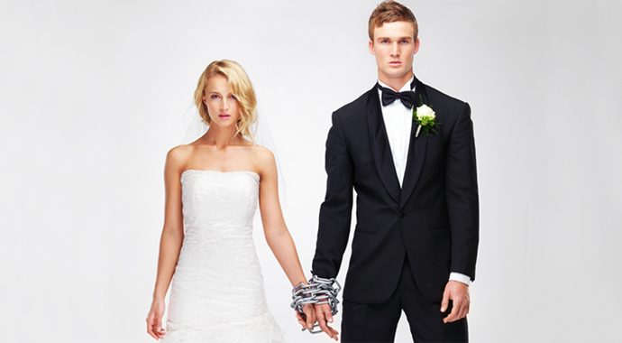 Всем девушкам нужно удачно выйти замуж, иначе счастья не видать?