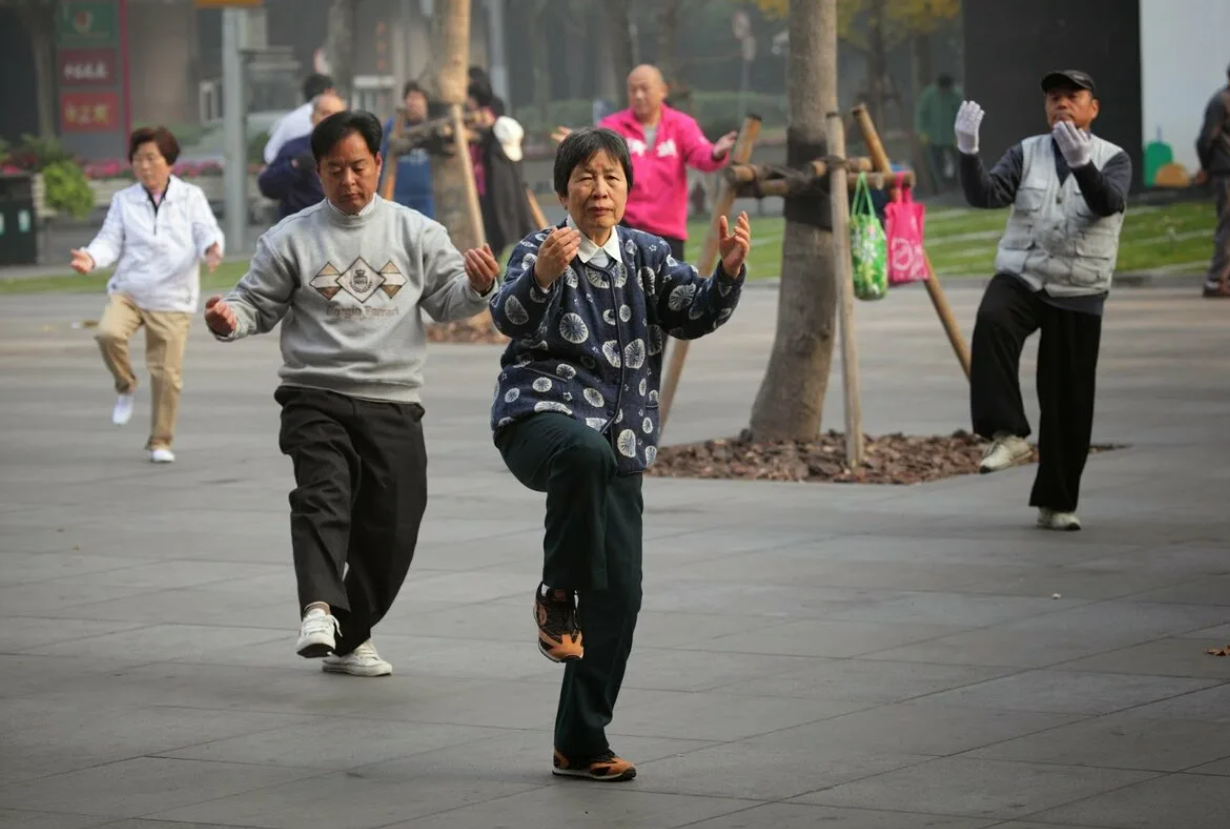 В Китае танцующие пенсионеры стали бесить молодежь, те их отстреливают и выливают на головы помои!