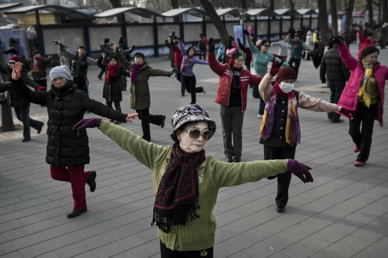 В Китае танцующие пенсионеры стали бесить молодежь, те их отстреливают и выливают на головы помои!