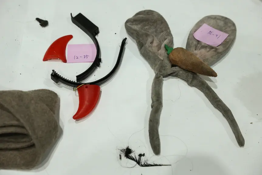 Нет более страшной силы чем хаотичная толпа. Вещи, из давки на Хэллоуин в Сеуле, разложены для выживших и родственников жертв.