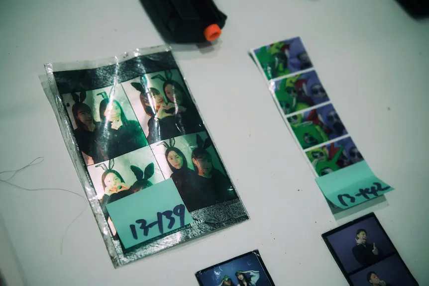 Нет более страшной силы чем хаотичная толпа. Вещи, из давки на Хэллоуин в Сеуле, разложены для выживших и родственников жертв.