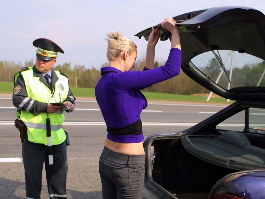 По каким правилам и как должен проводиться досмотр личных вещей и автотранспорта