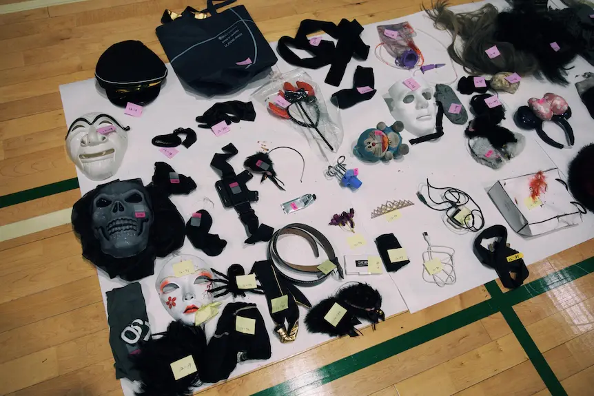 Нет более страшной силы чем хаотичная толпа. Вещи, из давки на Хэллоуин в Сеуле, разложены для выживших и родственников жертв.